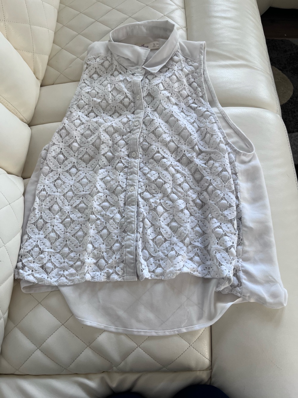 Women's White Lace Sleeveless Button-Front Top